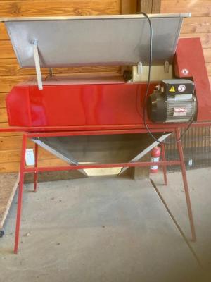 Enoitalia mechanized Destemmer/<wbr>Crusher with stand
