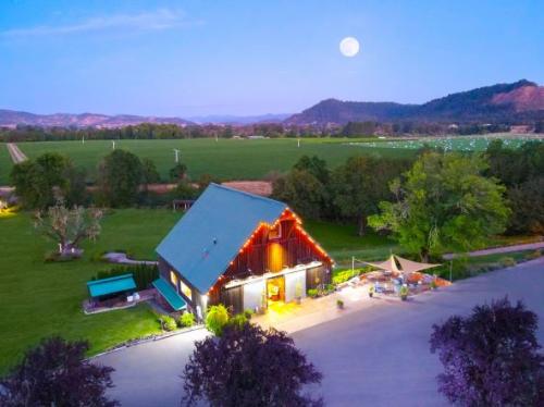 Oregon Riverfront Winery, Vineyard & Events Center