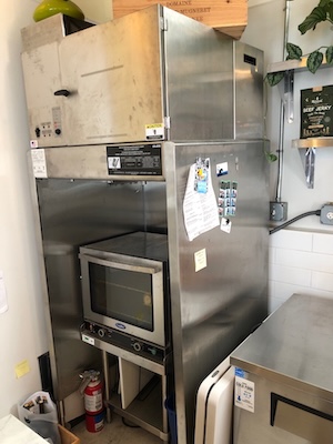 Ventless/<wbr>recirculating hood for tasting room