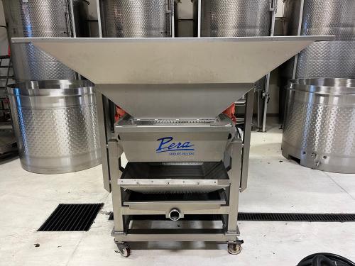 Pellenc Pera vibrating table (pre-sorting line)