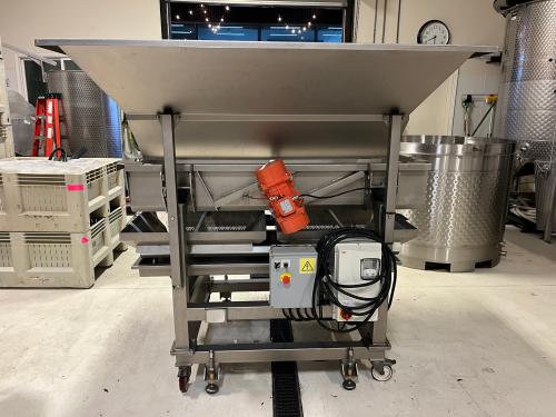 Pellenc Pera vibrating table (pre-sorting line)