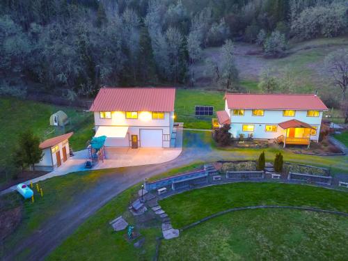 Boutique Oregon Vineyard Home