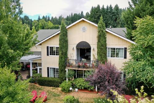 Eclectic Vineyard Home in Willamette Valley