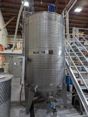 4000 L Mash Tun, 2 Fermenters, Bottle line, HLT