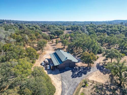 Luxury Estate With Expansive Outbuilding